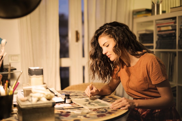 Ways of making your online business idea work> A lady doing her online business