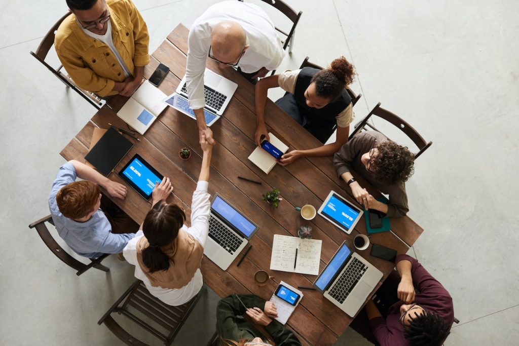 How to make your online business idea work. A picture of group on online business people