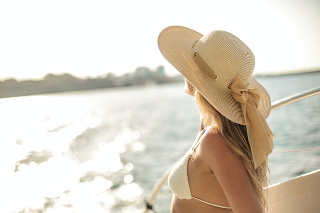 Images to depicts the ways to surprise someone with a cruise